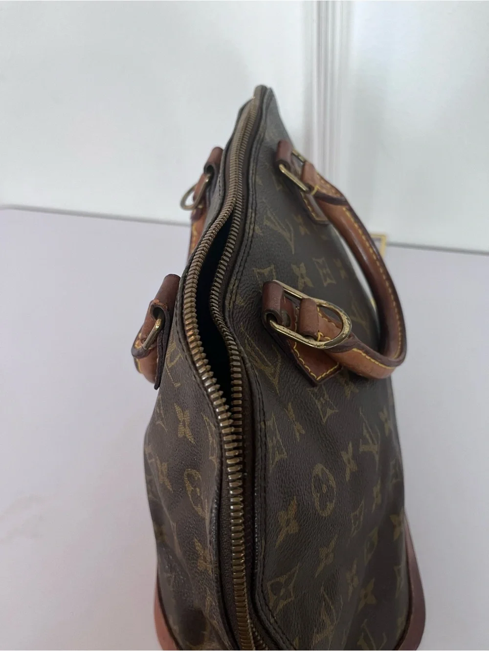 LOUIS VUITTON VINTAGE ALMA BAG.